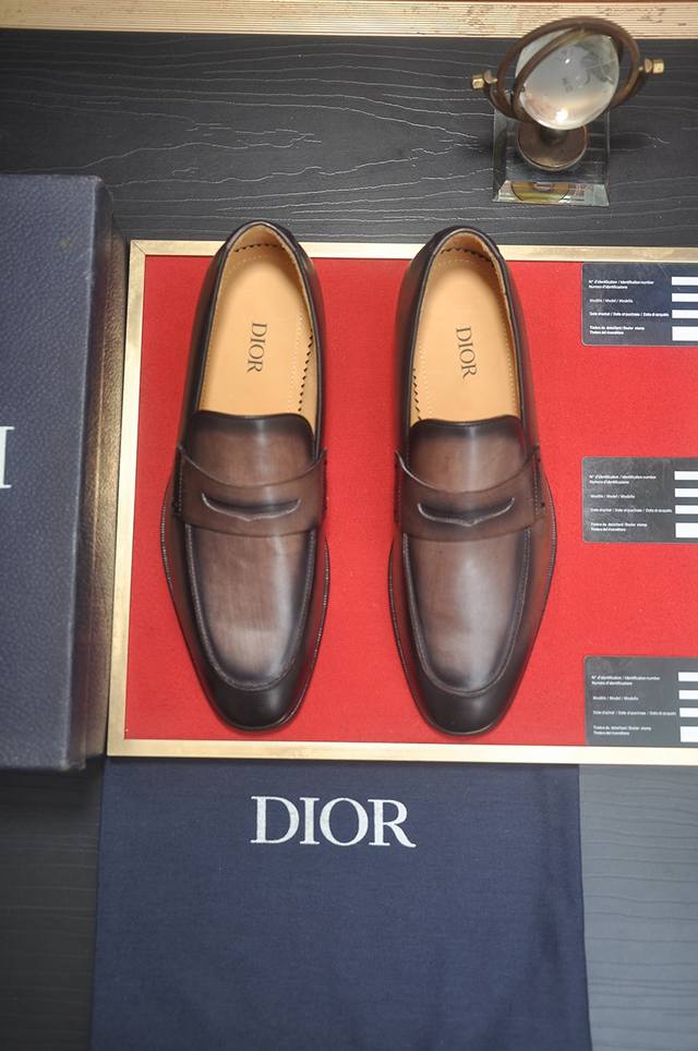 出厂价 Dior 水染牛皮内里 迪奥原版1:1高品质出厂，进口原版料，进口版原牛皮，水染牛皮内里，原版tpu大底，码数:38-44